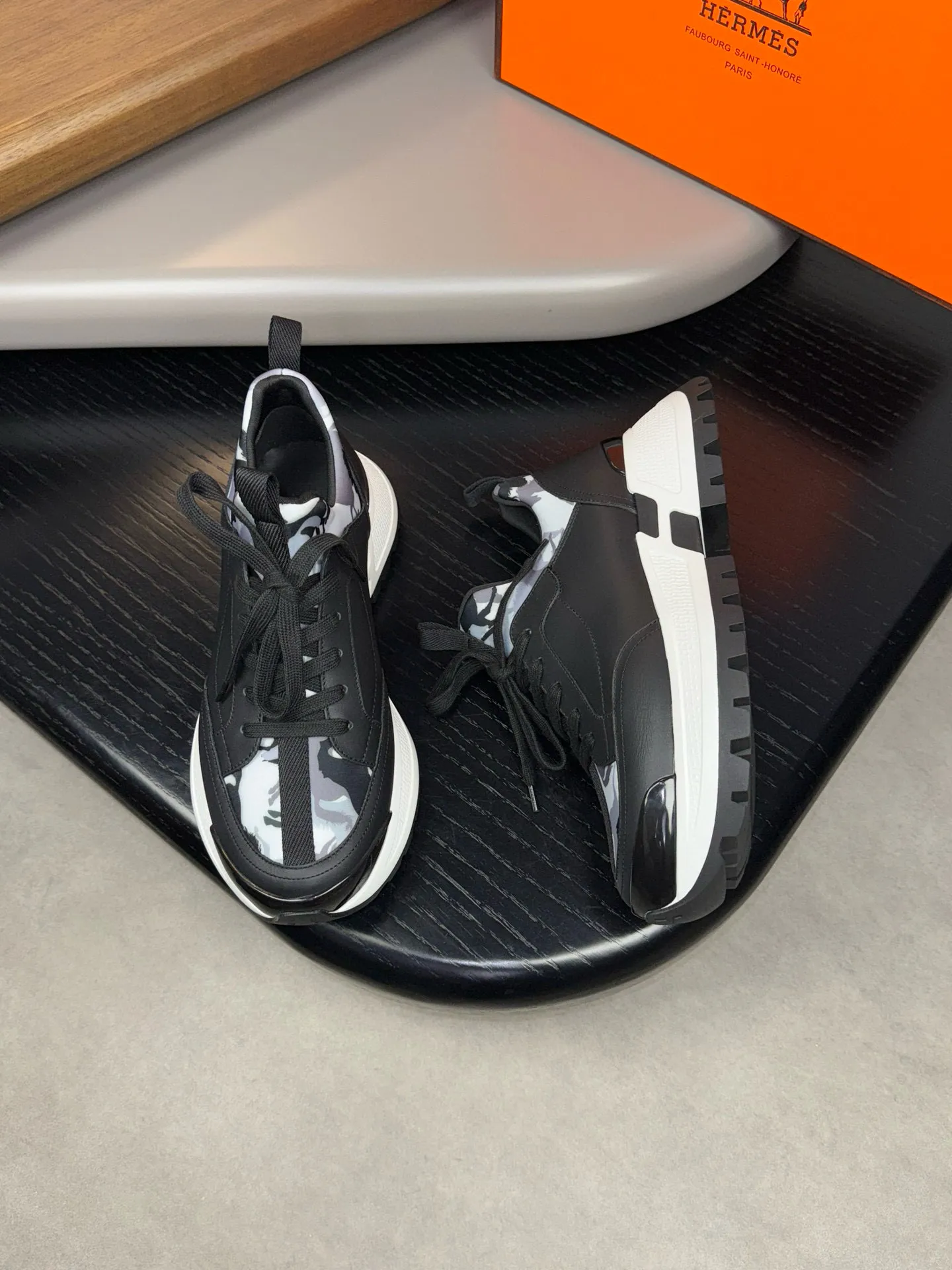[HERMES] Hermès men's shoes💰560💰 - High-end quality original casual sports shoes - Upper: 🔝Nappa calfskin, high-grade elastic cloth, brand webbing - Lining: elastic cloth, foot pad; water-dyed cowhide - Outsole: ultra-light T men's shoes 💰U foam rubber; two-color molded outsole -Ultra-high quality control and fine workmanship: outstanding (high-end, extravagance, grade) -Size: 39-44 (38, 45, can be customized)